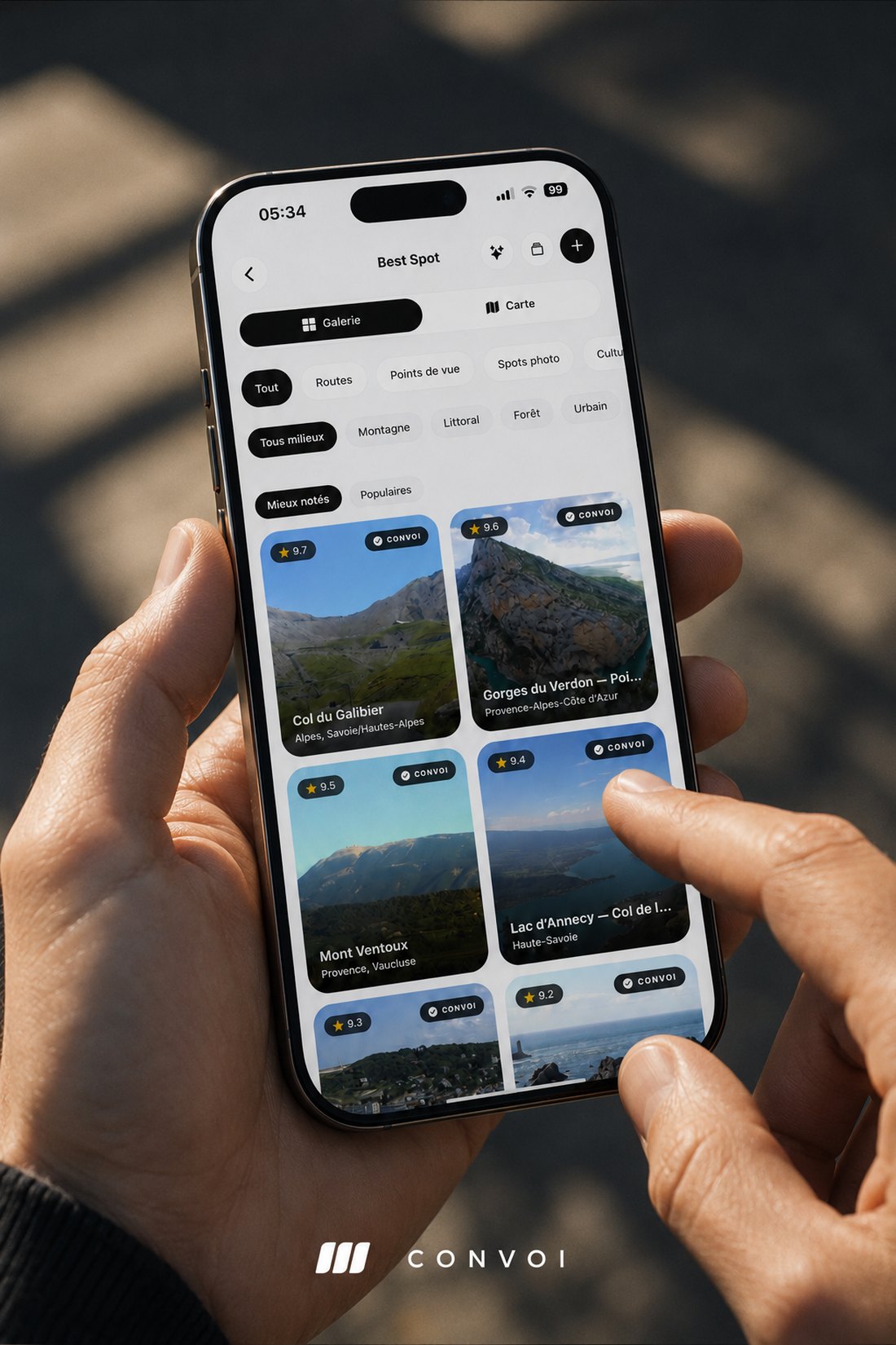 Un pilote consulte les Best Spots de CONVOI sur son iPhone